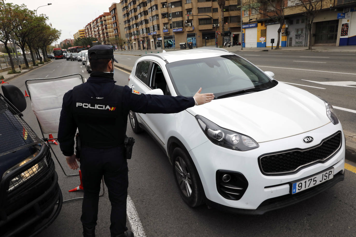 Control de la Policía Nacional en una salida de Valencia para evitar desplazamientos innecesarios en pleno estado de alarma.