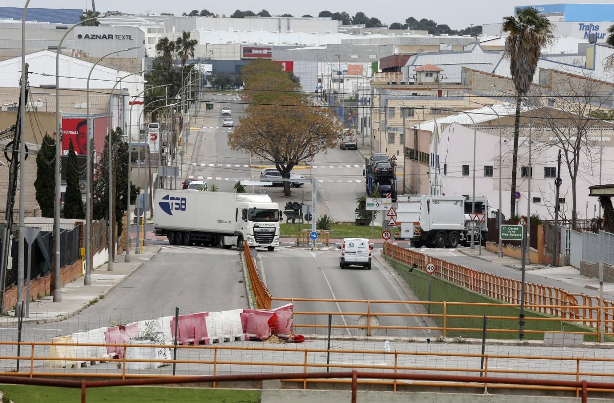 q Áreas industriales. Actividad en el polígono Fuente del Jarro, ayer, en pleno estado de alarma por el coronavirus. jesús signes