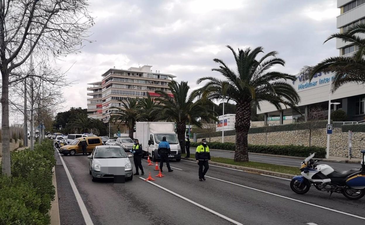 Control policial para verificar el destino de conductores, ayer en la avenida de Dénia de Alicante. l. p. 