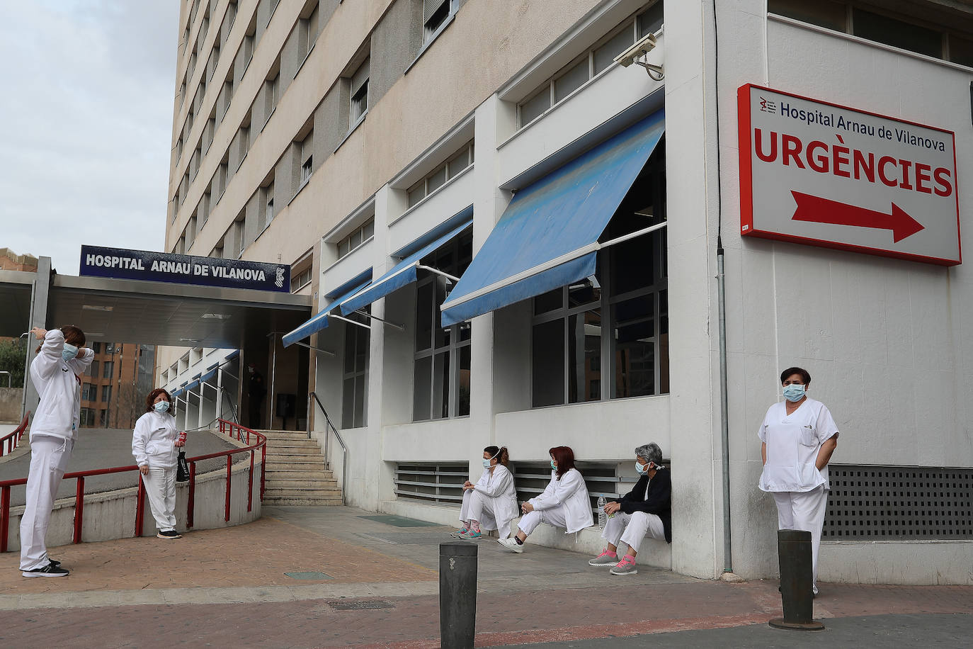 Personal sanitario descansa del duro trabajo frente al Hospital valenciano Arnau de ViIlanova.