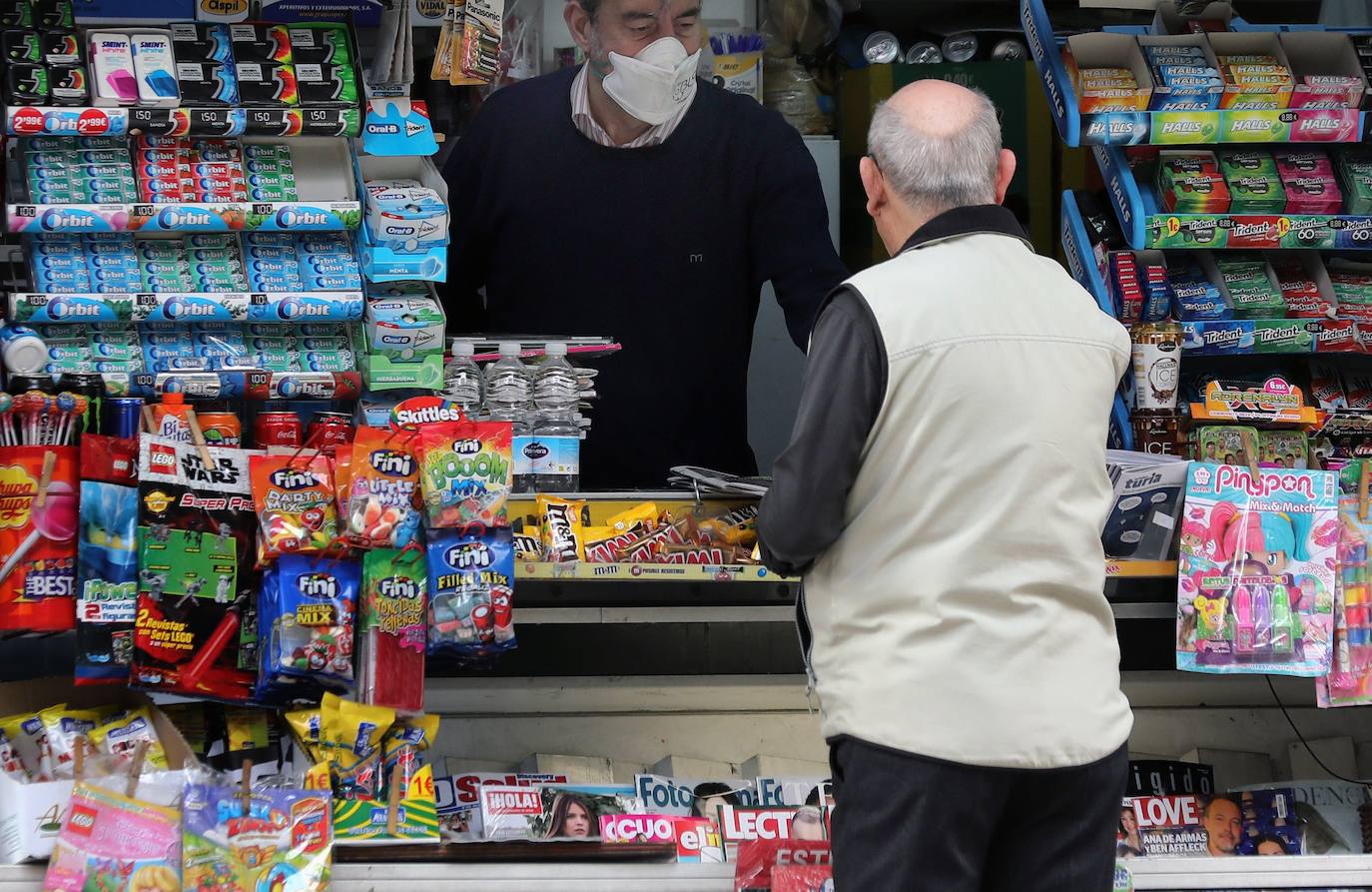 Un kiosquero de Valencia de los muchos que mantienen su compromiso con los lectores.