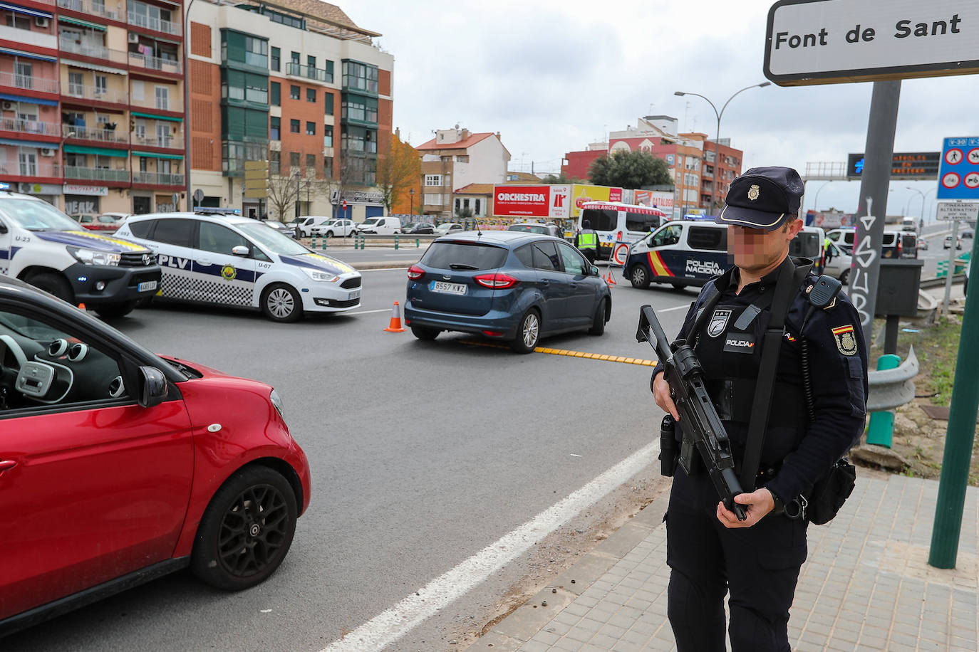 Un policía nacional porta un arma en uno de los controles sobre los vehículos que abandonan la ciudad en pleno estado de alarma por el coronavirus en Valencia. 