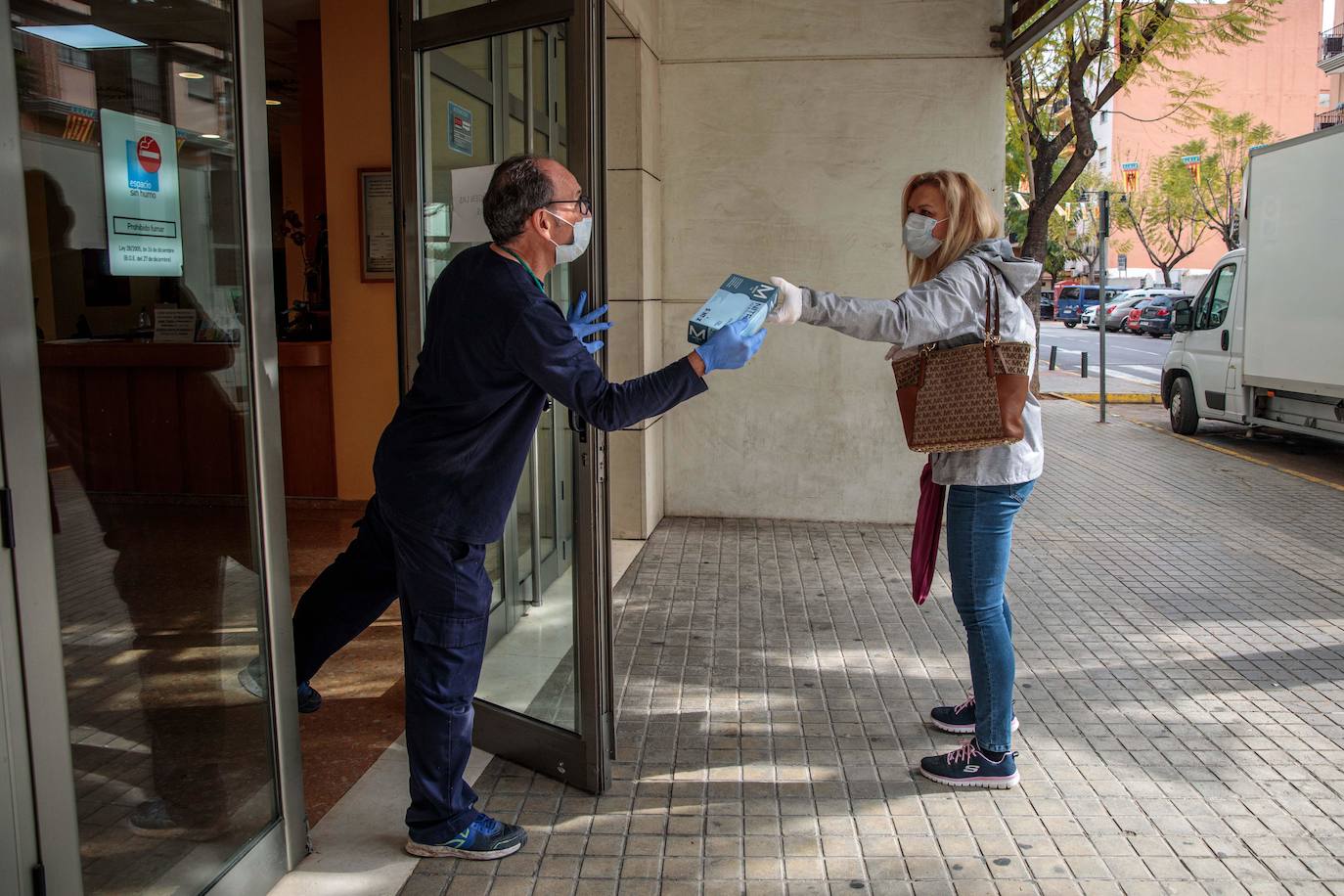 Una vecina de Torrent aporta una caja de guantes desechables a la residencia de la tercera edad Santa Elena. 