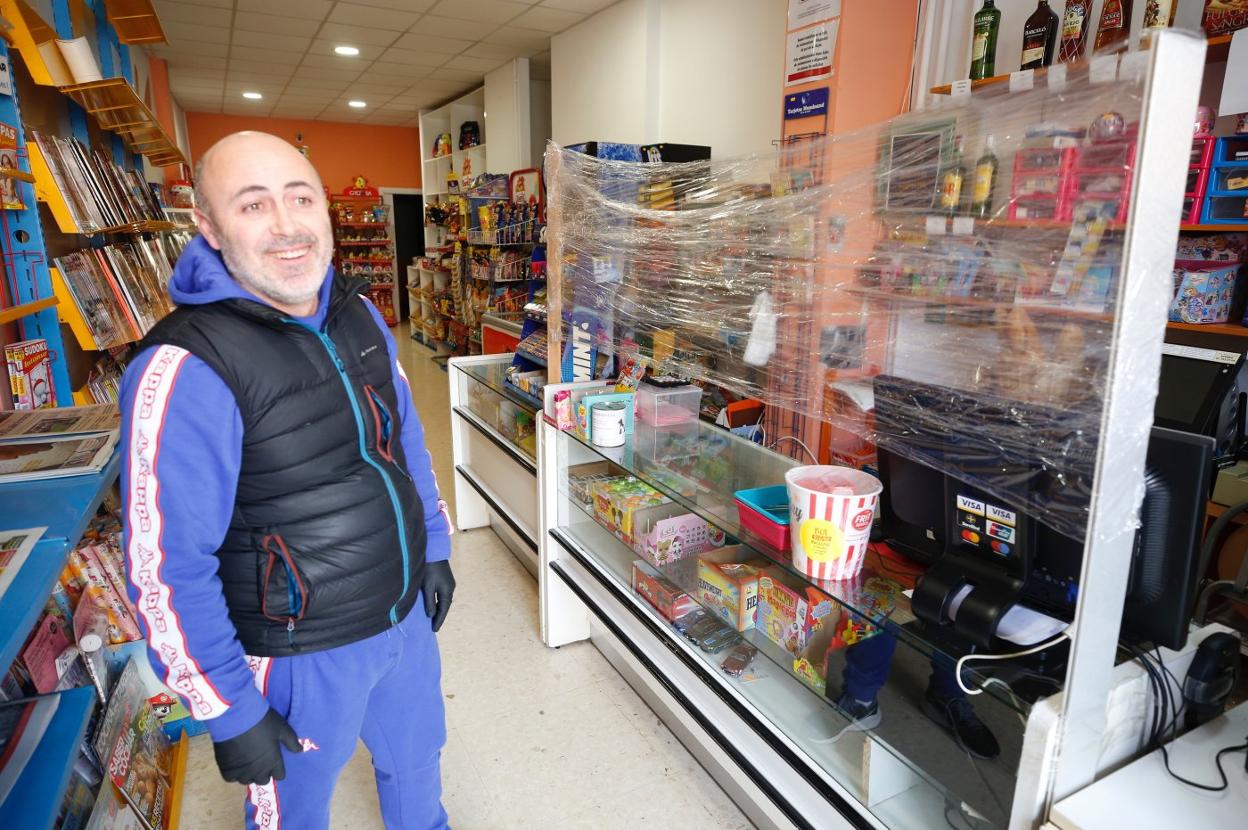 «Lo que más vendo son periódicos y pipas»