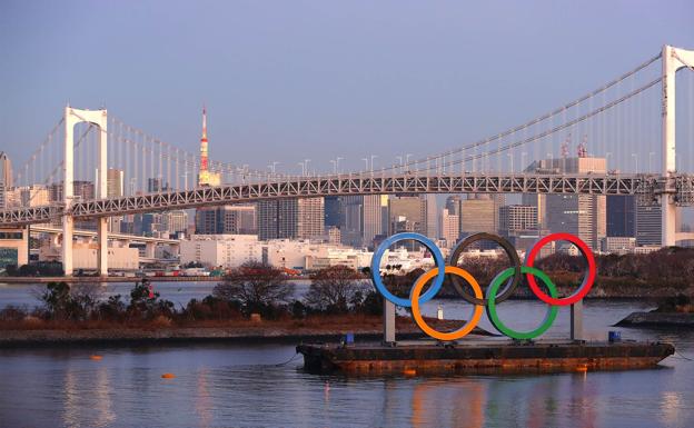 Imagen de Tokio, con los aros olímpicos en primer plano. 