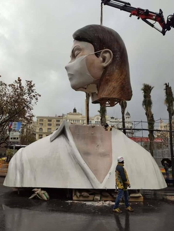 Los artistas han desmontado la pieza en tres partes en la plaza del Ayuntamiento para almacenarla frente al mar.