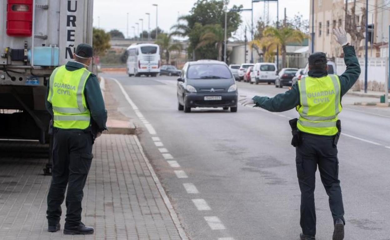 Una patrulla de la Guardia Civil ordena detenerse a un vehículo. 