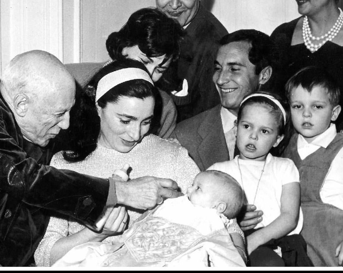 Lucía posa junto a su marido y sus tres hijos, Lucía, Paola y Miguel. 