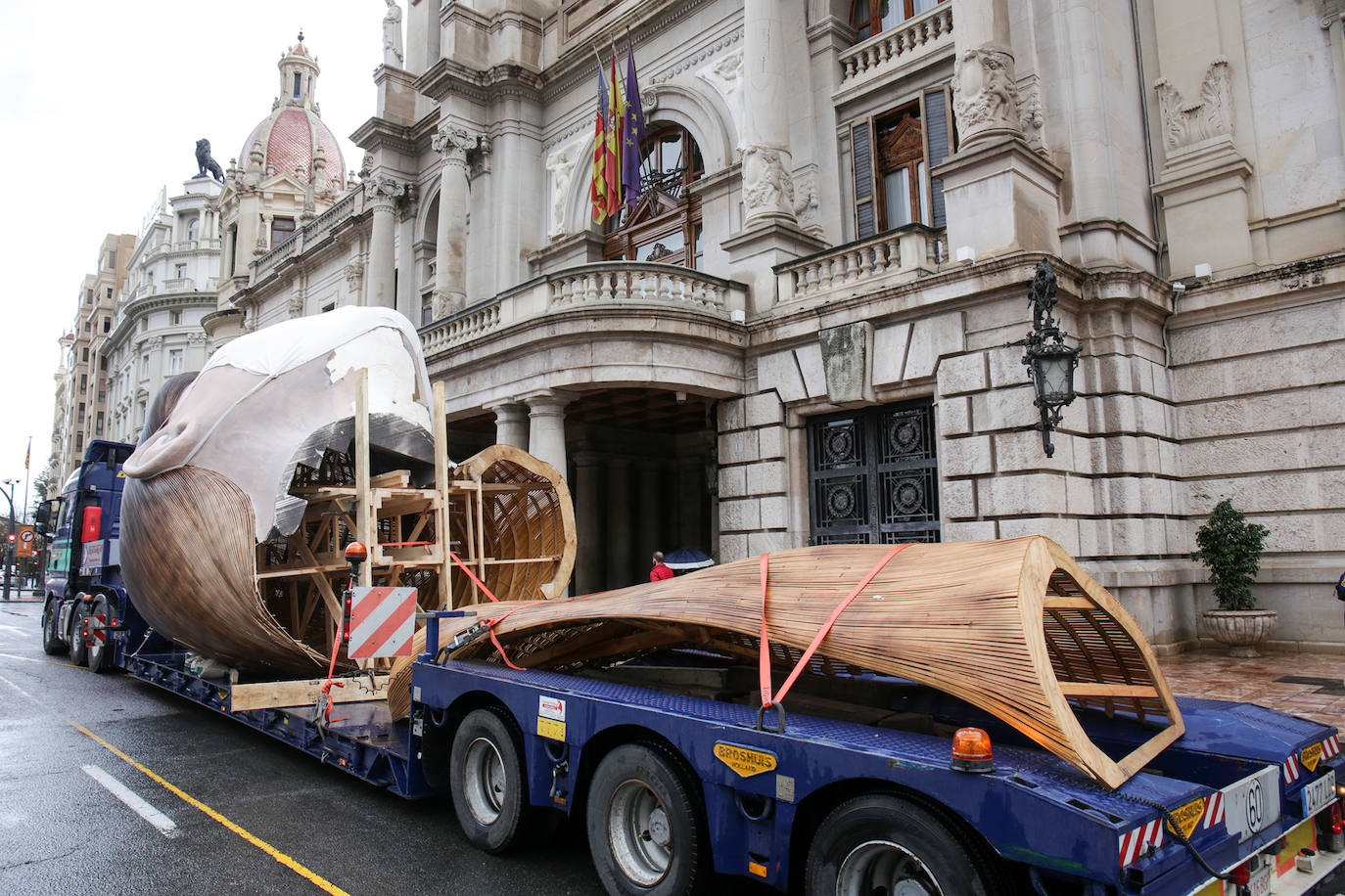 Los artistas han desmontado la pieza en tres partes en la plaza del Ayuntamiento para almacenarla frente al mar.