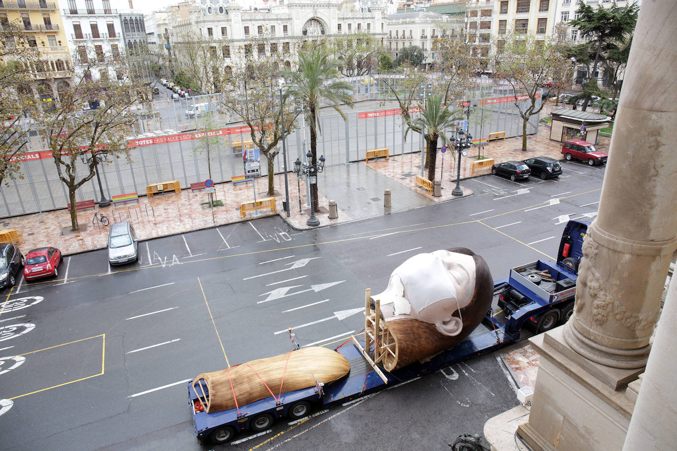 Los artistas han desmontado la pieza en tres partes en la plaza del Ayuntamiento para almacenarla frente al mar.