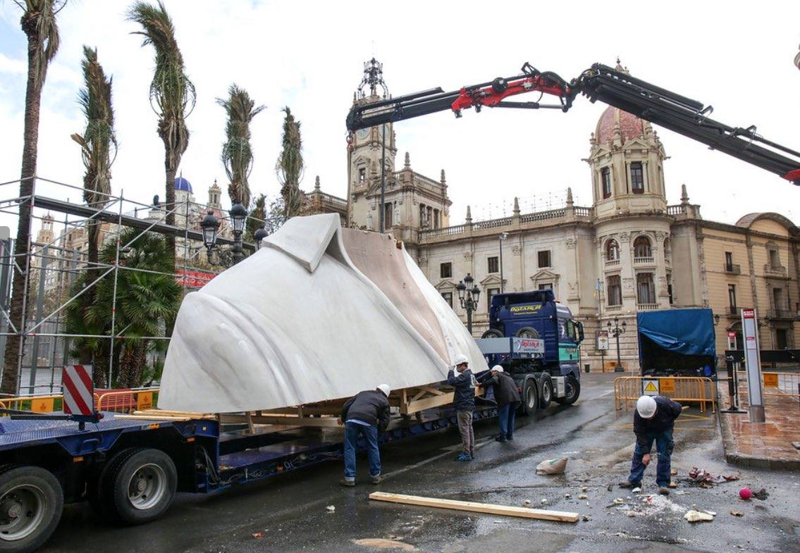 Los artistas han desmontado la pieza en tres partes en la plaza del Ayuntamiento para almacenarla frente al mar.