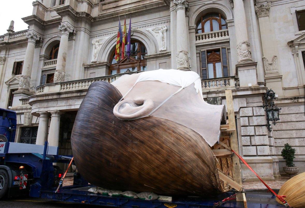 Los artistas han desmontado la pieza en tres partes en la plaza del Ayuntamiento para almacenarla frente al mar.