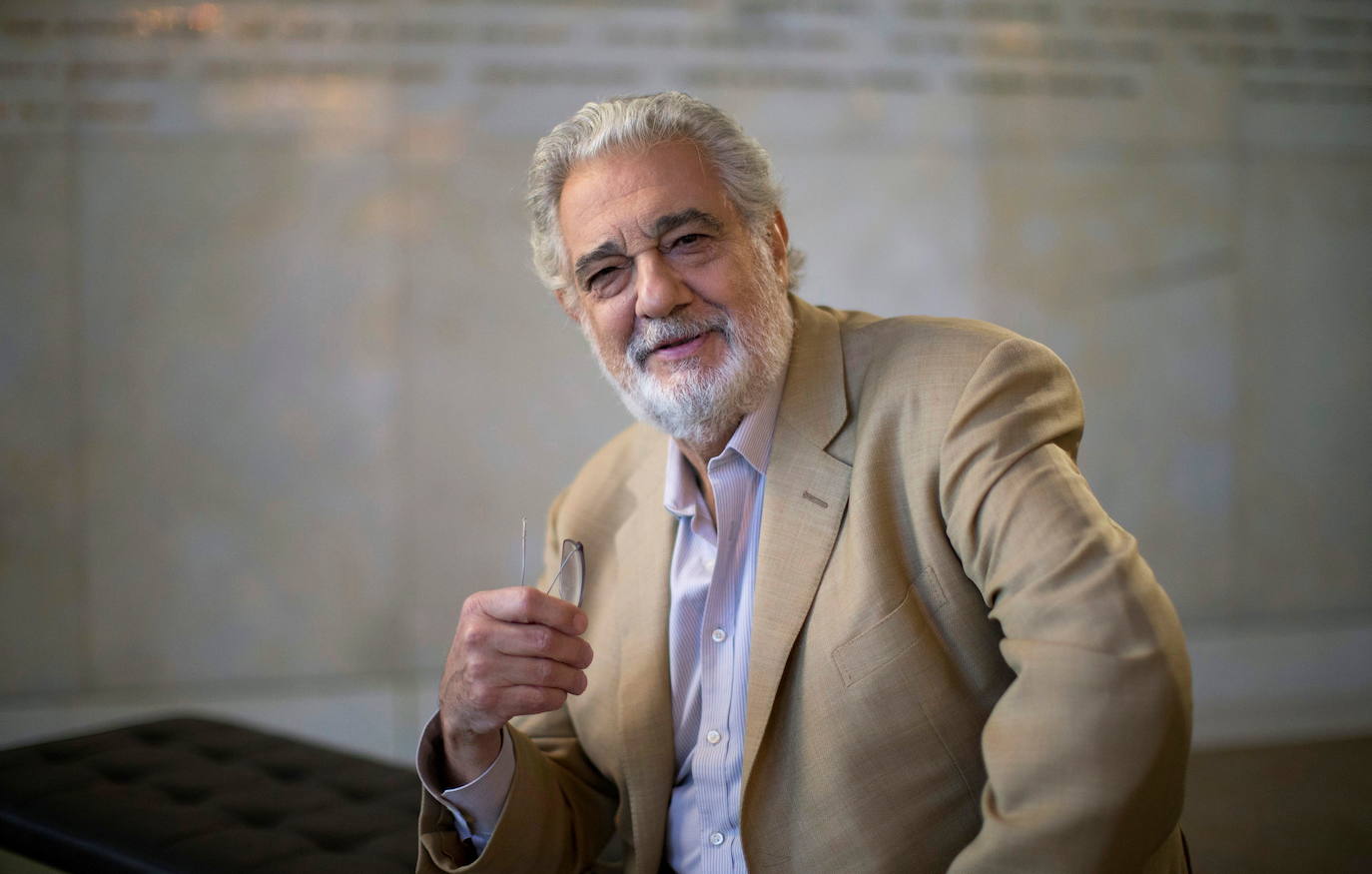 Plácido Domingo | «Siento que es mi obligación moral anunciar que he dado positivo al COVID-19, conocido también como el Corona Virus. Mi familia y yo estamos y seguiremos individualmente aislados por todo el tiempo que se considere necesario médicamente», ha anunciado el tenor en sus redes sociales. Tras hacerse la prueba debido a  síntomas de tos y fiebre , Domingo ha aclarado que «goza de buena salud».