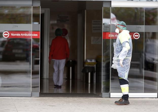 Personal sanitario, en el acceso al hospital valenciano La Fe. jesús signes