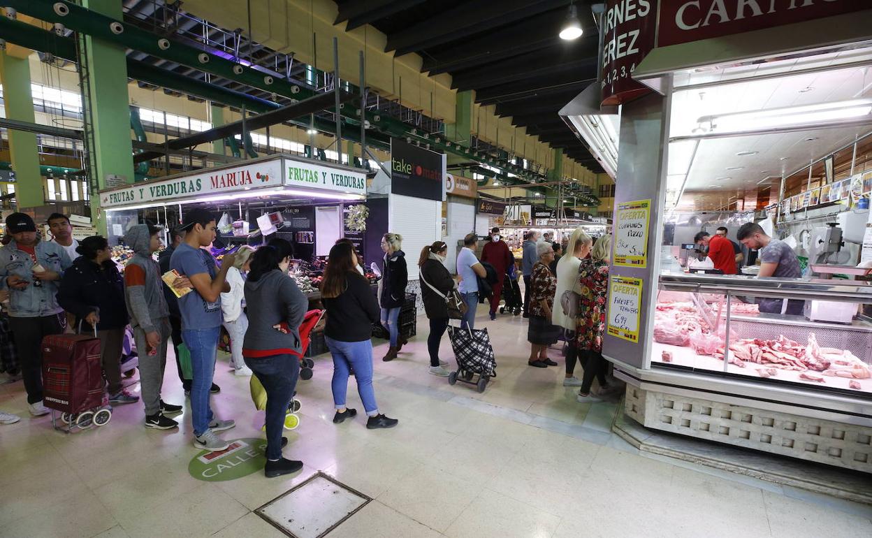 Colas en el mercado de Ruzafa tras decretarse el estado de alarma. 