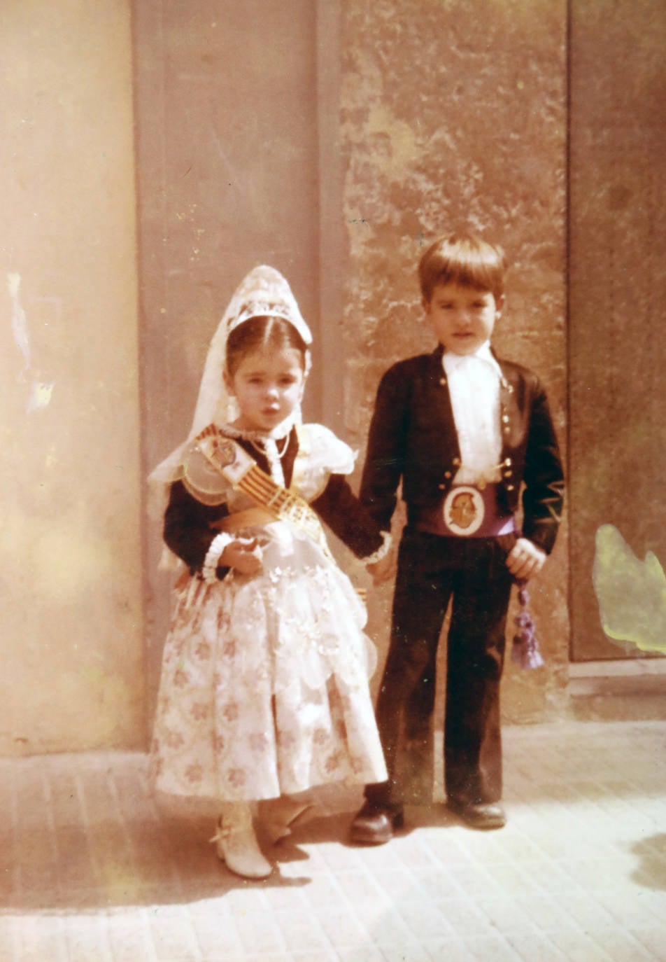 Majo con su primo Miguel durante unas Fallas. «Soy fallera desde antes de andar».