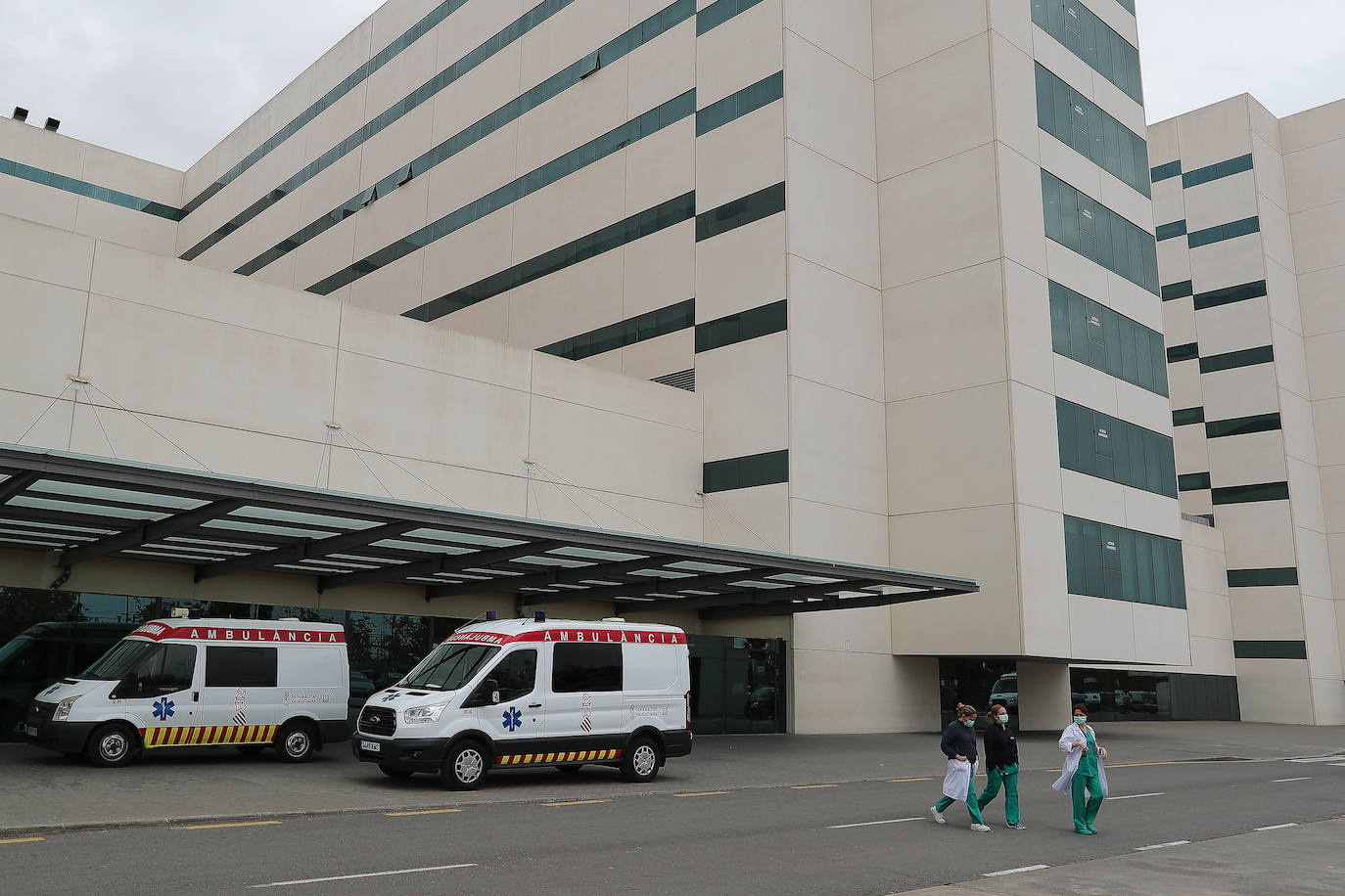 Sanitarios libran desde hace dos semanas una lucha contra el coronavirus en los diferentes hospitales de la Comunitat Valencia. Cada tarde, a las 20.00 horas, reciben el aplauso de los vecinos confinados desde sus balcones y de las fuerzas de seguridad.