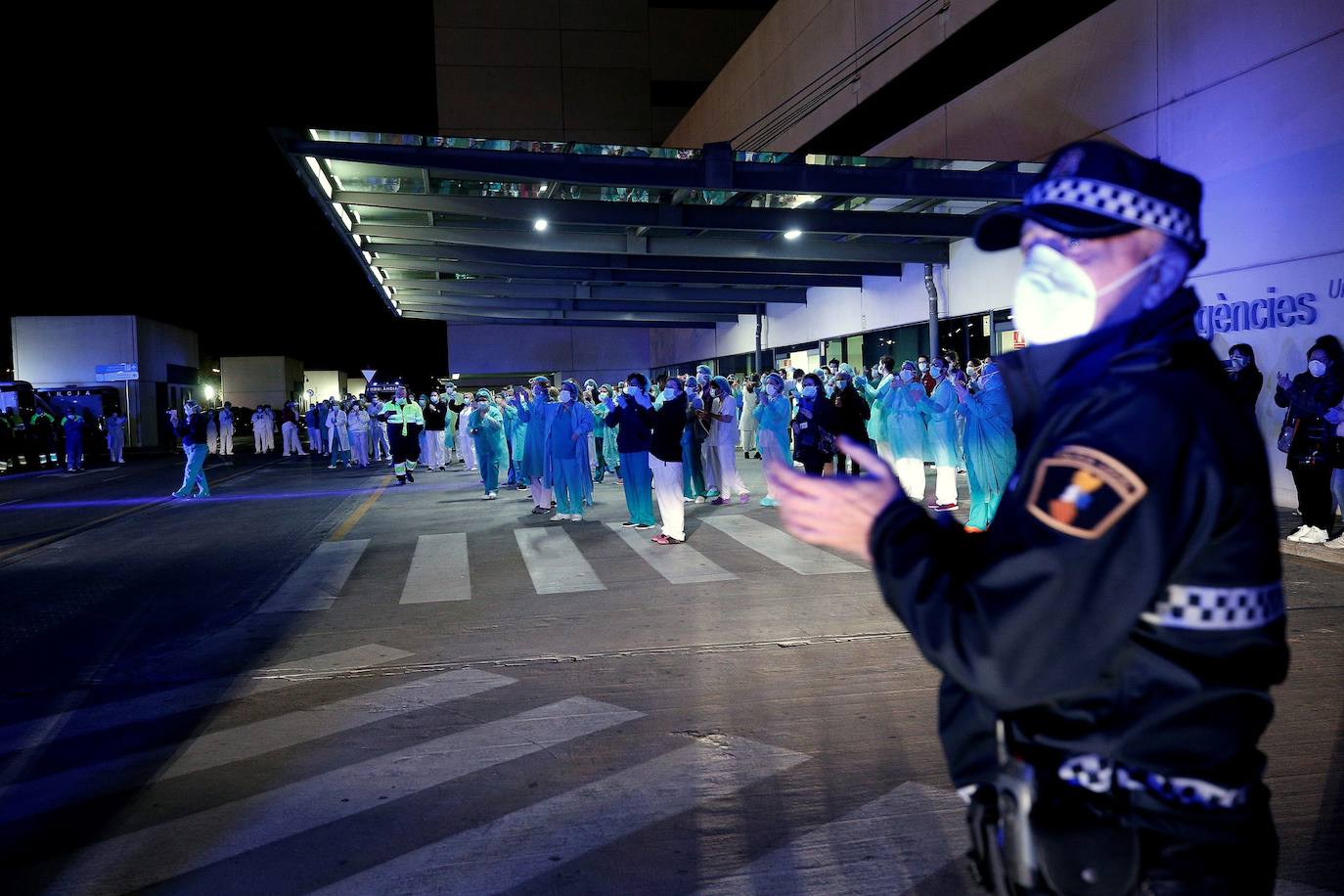 Sanitarios libran desde hace dos semanas una lucha contra el coronavirus en los diferentes hospitales de la Comunitat Valencia. Cada tarde, a las 20.00 horas, reciben el aplauso de los vecinos confinados desde sus balcones y de las fuerzas de seguridad.