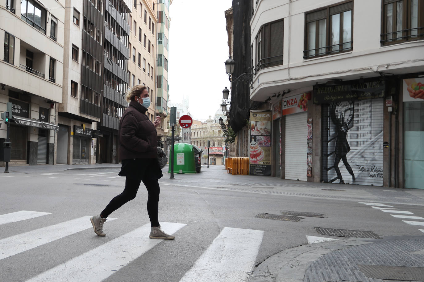 La crisis sanitaria mantiene las calles de Valencia vacías tras la declaración del estado de alarma el pasado sábado 14 de marzo. 