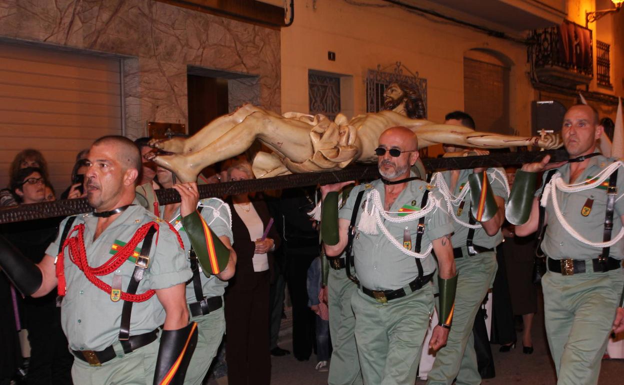 Varios de los Caballeros Legionarios de Barcelona en la procesión del Viernes Santo de 2018.