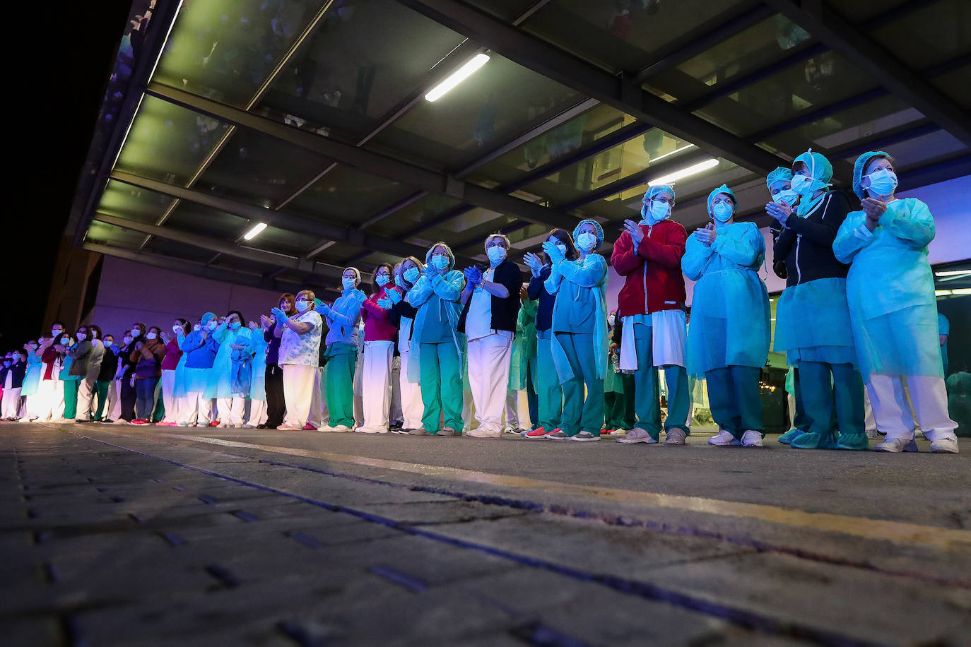 Sanitarios libran desde hace dos semanas una lucha contra el coronavirus en los diferentes hospitales de la Comunitat Valencia. Cada tarde, a las 20.00 horas, reciben el aplauso de los vecinos confinados desde sus balcones y de las fuerzas de seguridad.