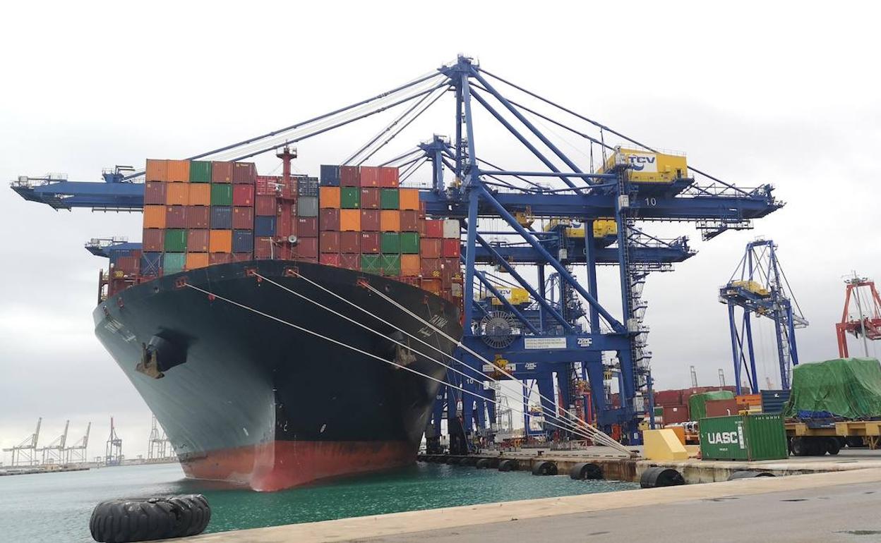 Un buque con contenedores en el Puerto de Valencia. 