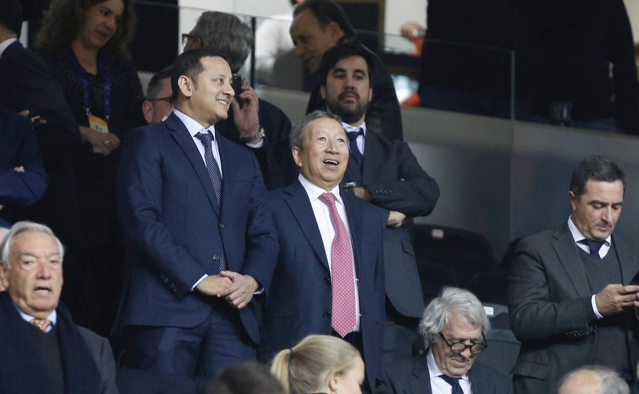 Murthy, junto a Ser Miang Ng, presidente de la Fundación, en el palco de Mestalla