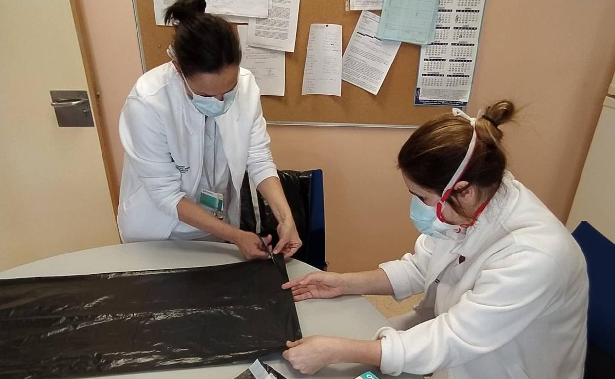 Enfermeras de Radiología del Hospital General de Valencia preparan protecciones con bolsas de basura.