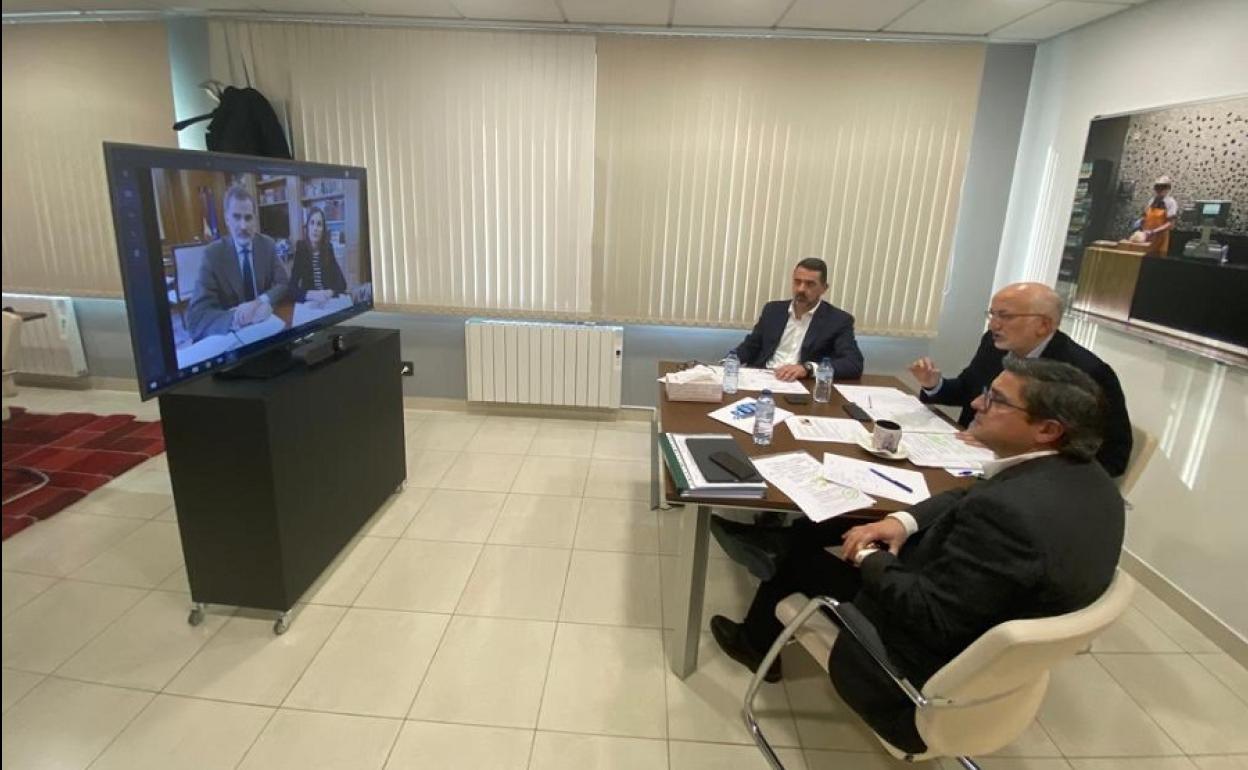 Juan Roig, durante la videoconferencia con los Reyes.