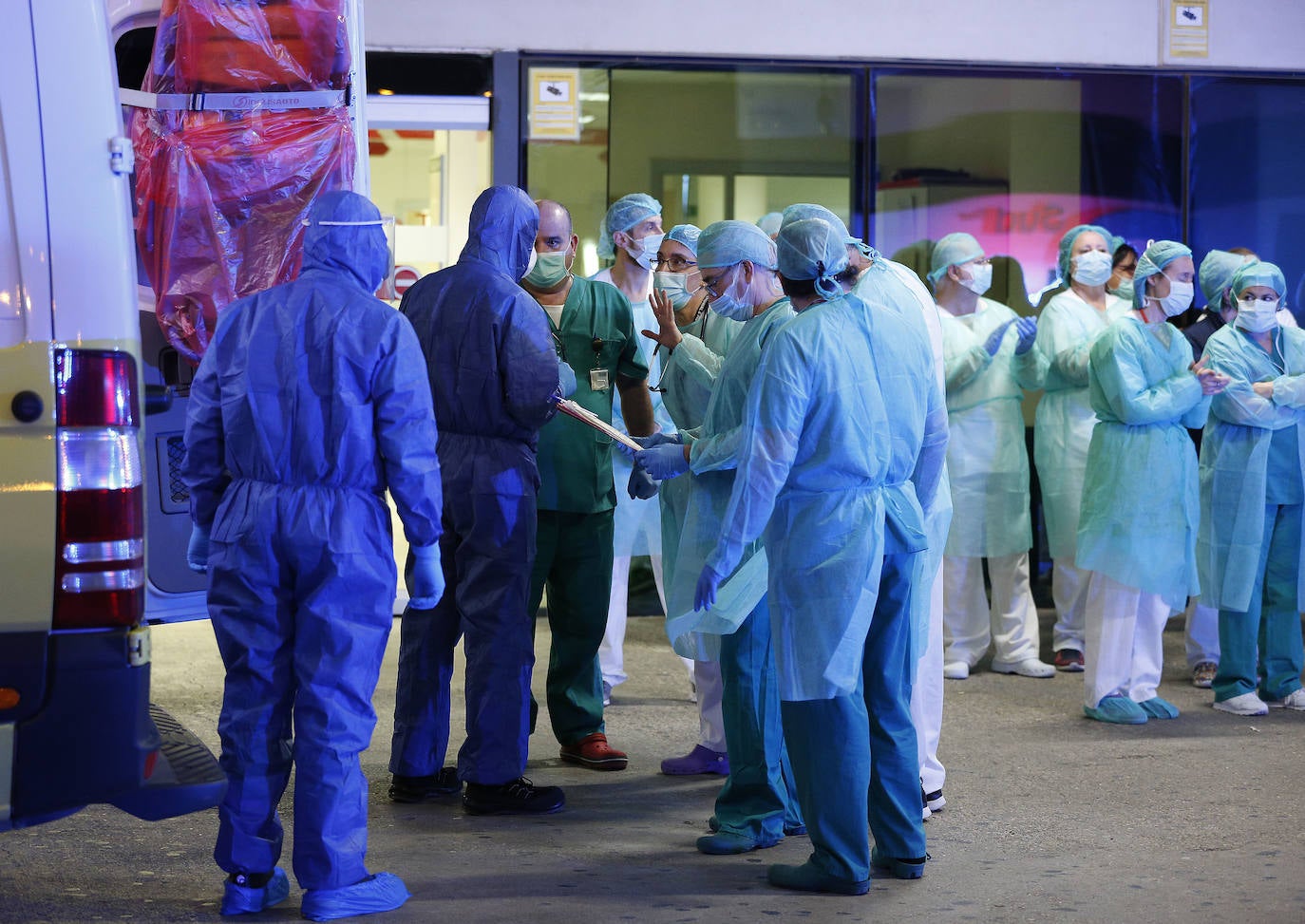Homenaje al personal del Hospital La Fe de Valencia, este jueves.