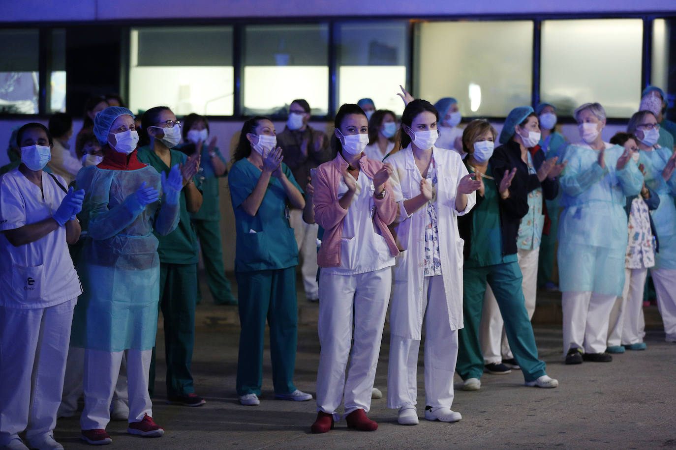 Homenaje al personal del Hospital La Fe de Valencia, este jueves.