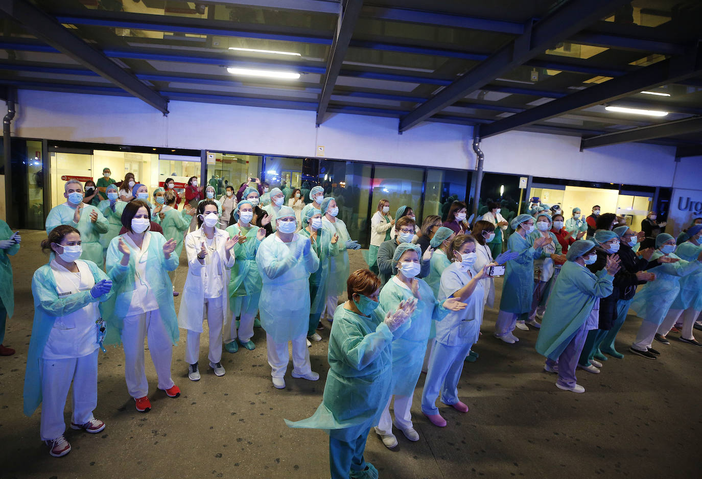 Homenaje al personal del Hospital La Fe de Valencia, este jueves.