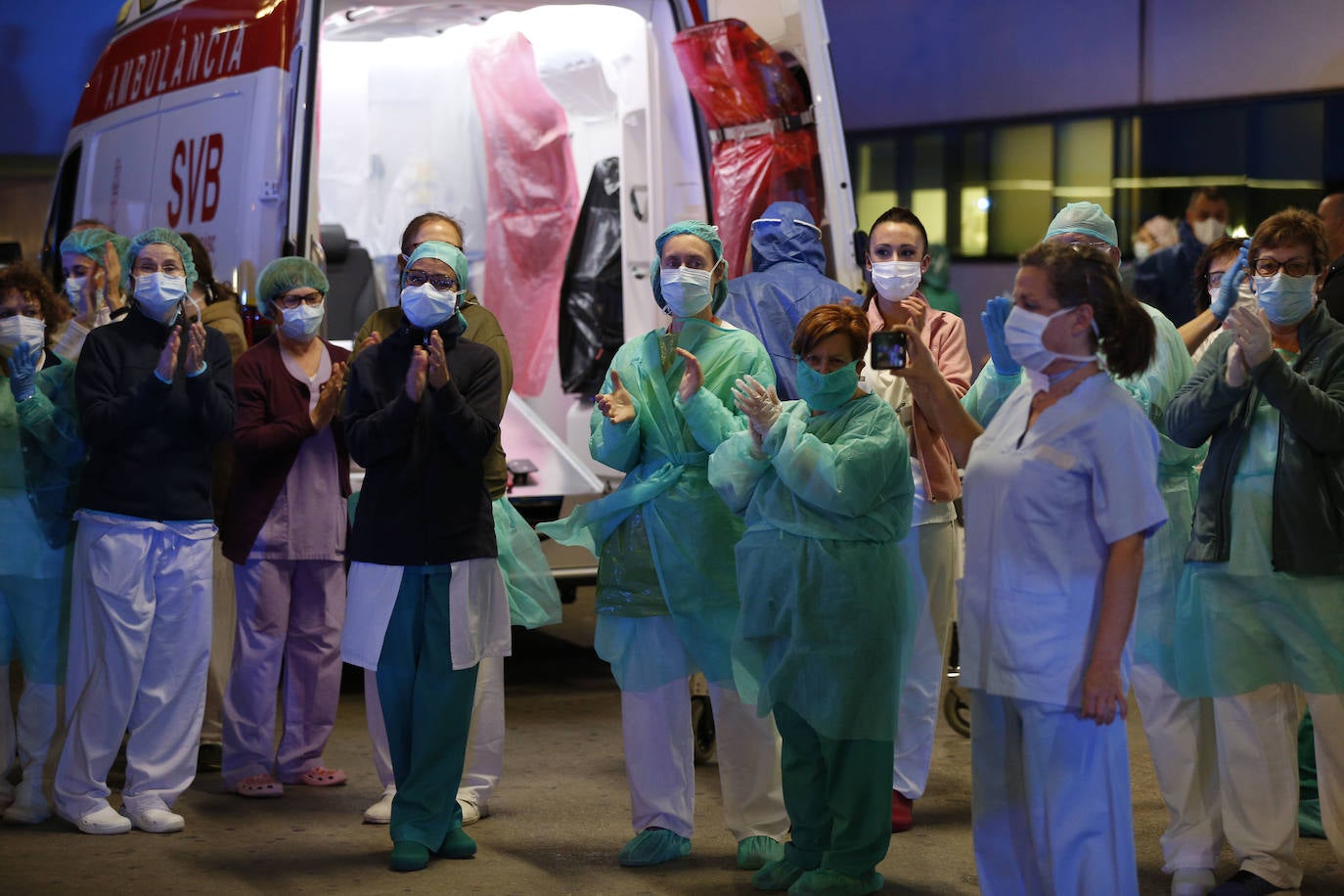Homenaje al personal del Hospital La Fe de Valencia, este jueves.
