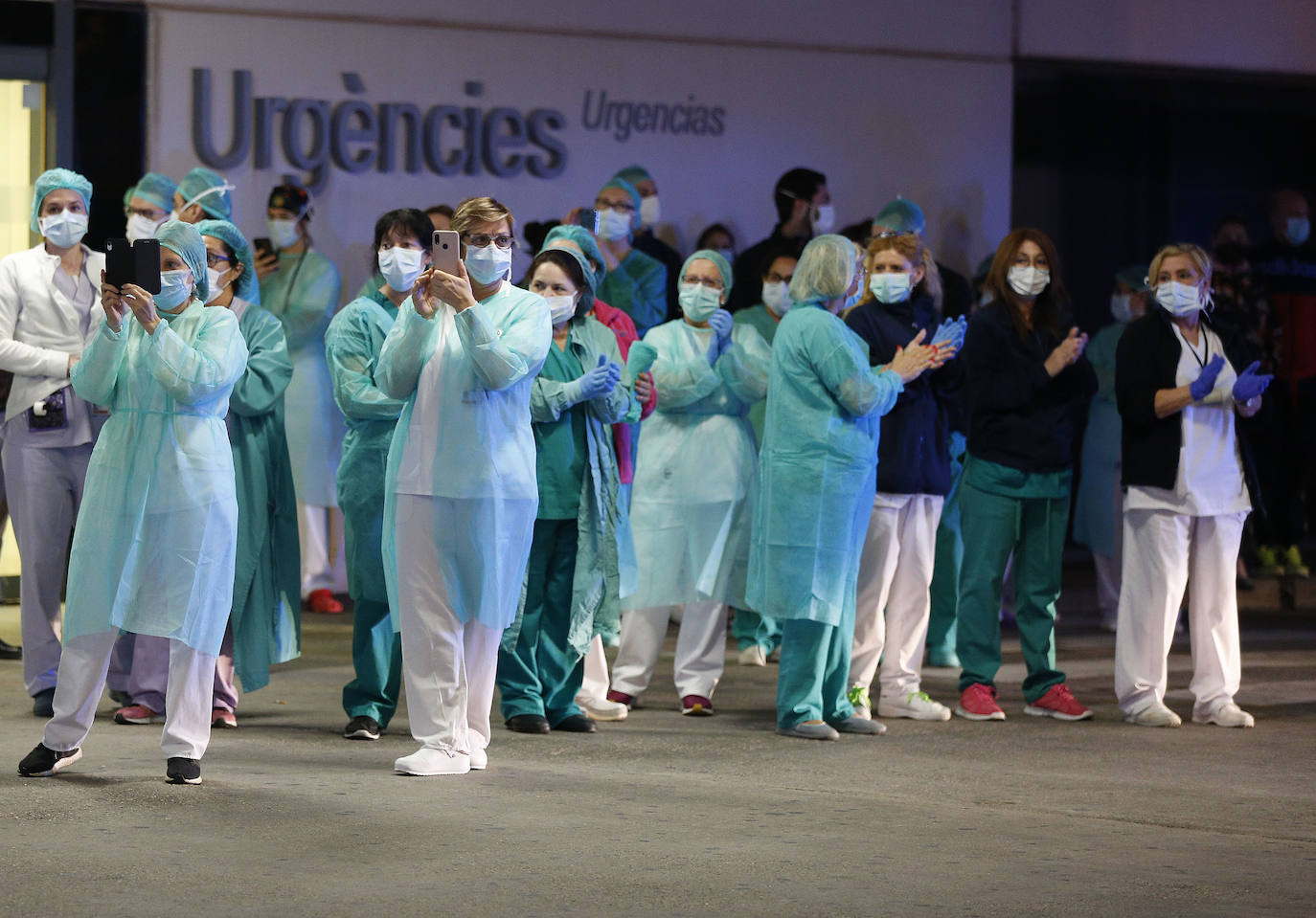 Homenaje al personal del Hospital La Fe de Valencia, este jueves.