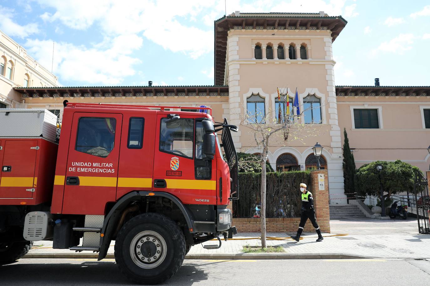 Miembros de la UME actúan en el hospital de la Malvarrosa de Valencia. 