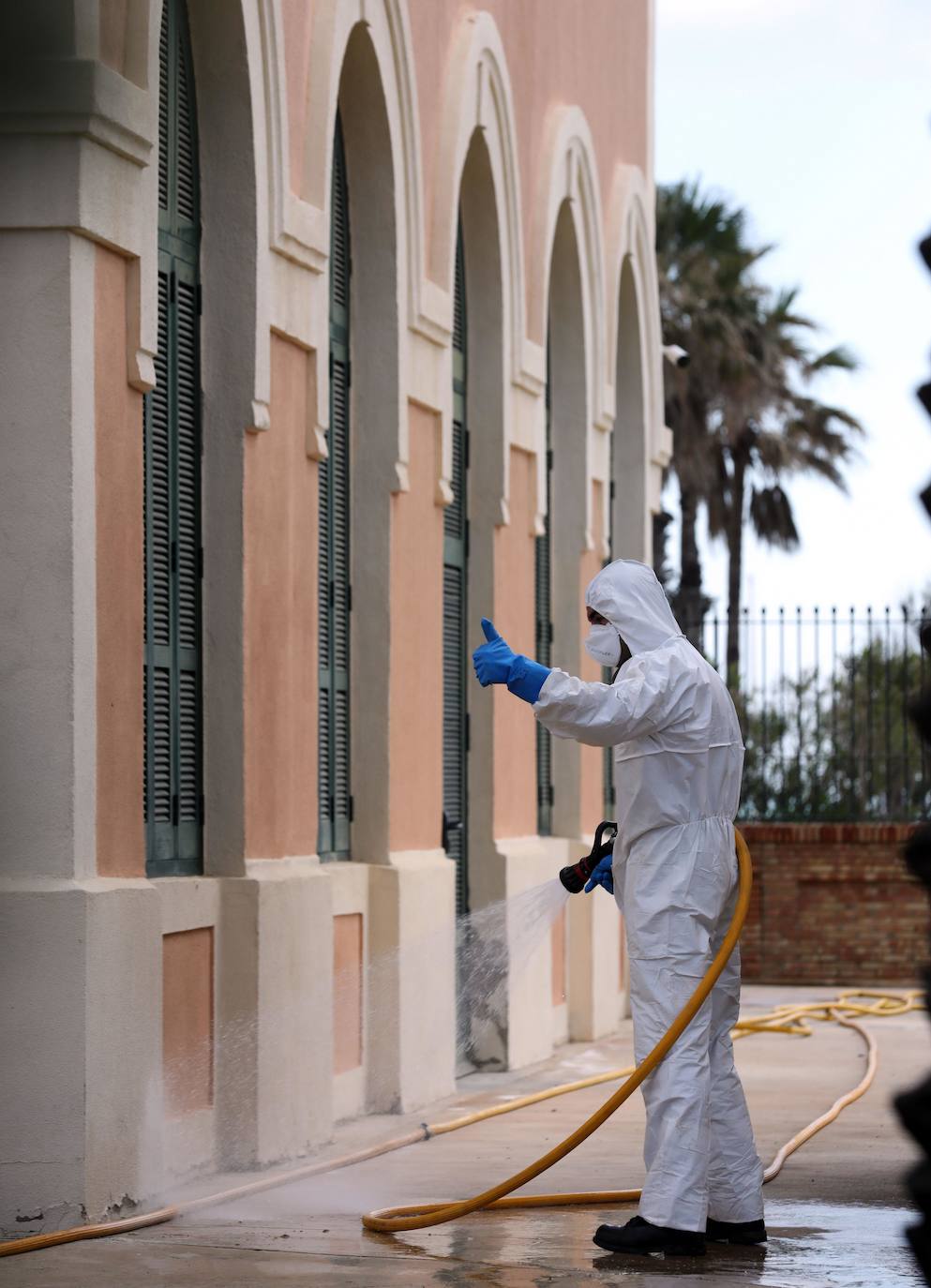 Miembros de la UME actúan en el hospital de la Malvarrosa de Valencia. 