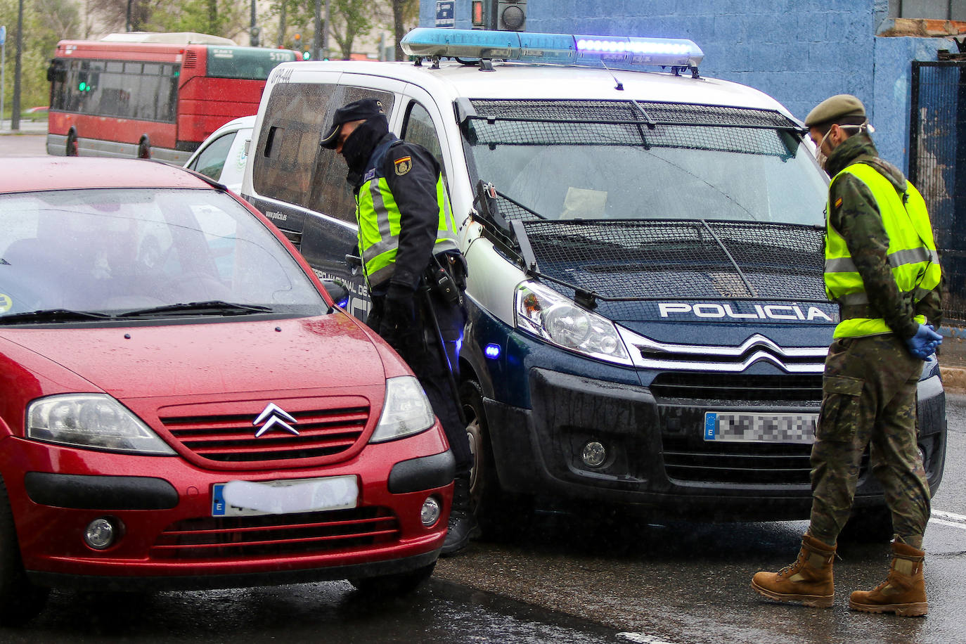 Control conjunto de miembros de la Policía Nacional y el Ejército en Valencia.