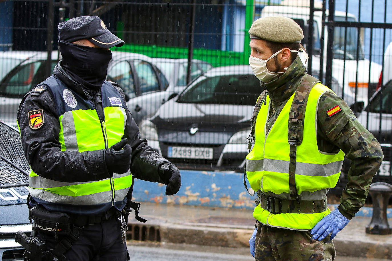 Control conjunto de miembros de la Policía Nacional y el Ejército en Valencia.