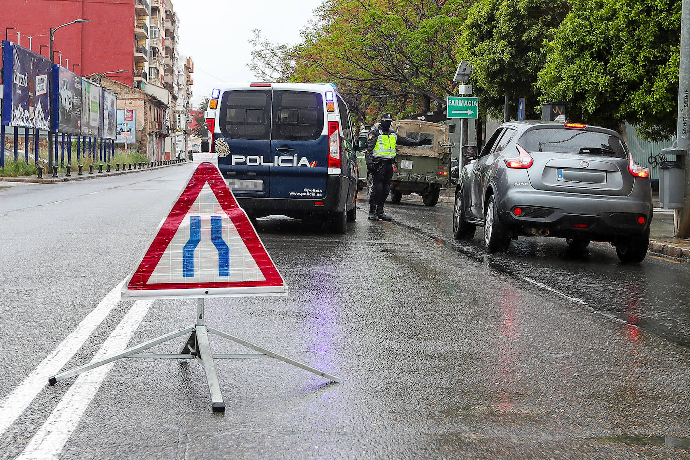 Control conjunto de miembros de la Policía Nacional y el Ejército en Valencia.