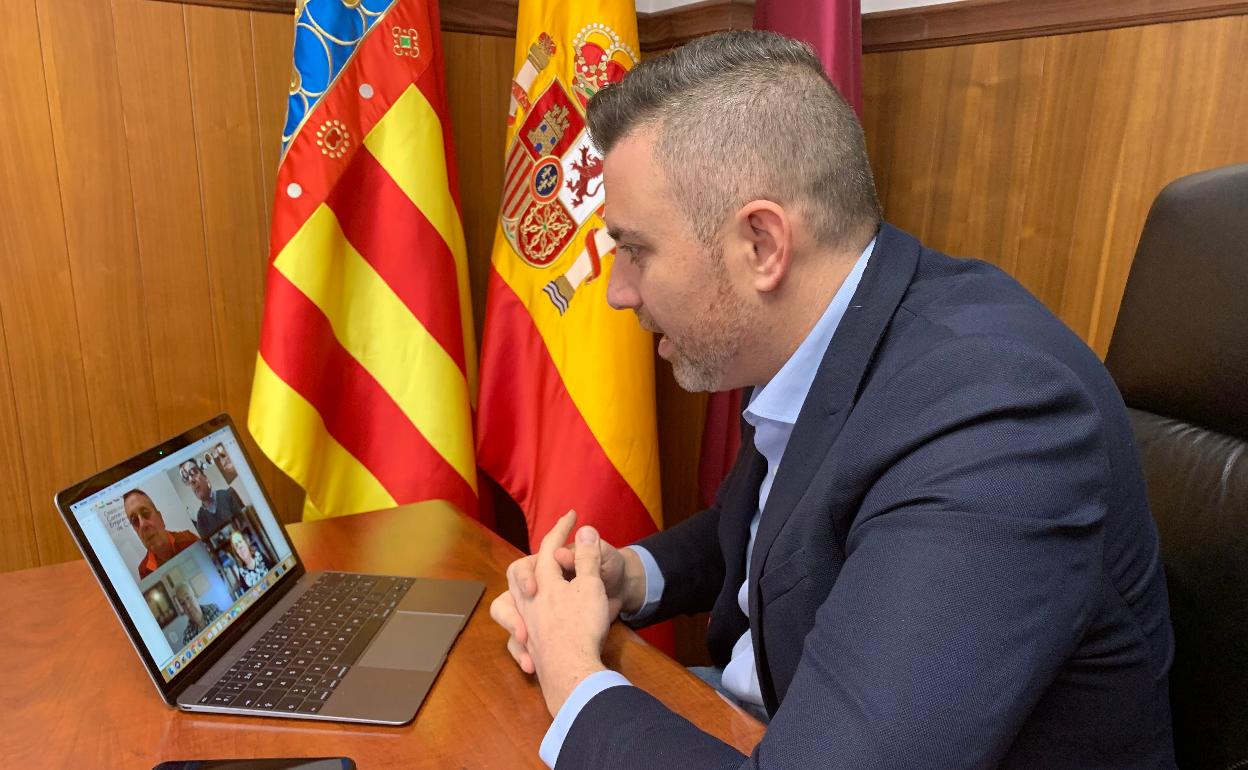 El alcalde de Cullera, en la reunión sobre economía. 