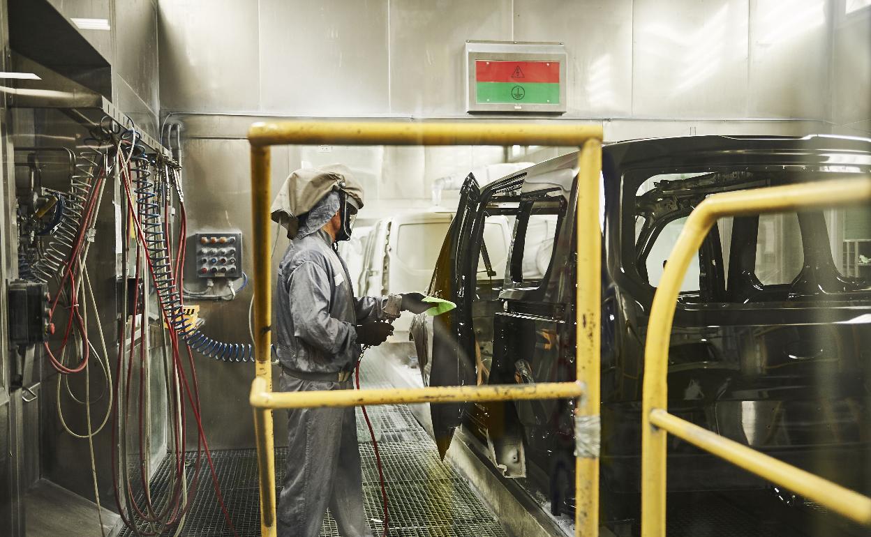 Un operario trabaja en la planta de Ford en Almussafes. 