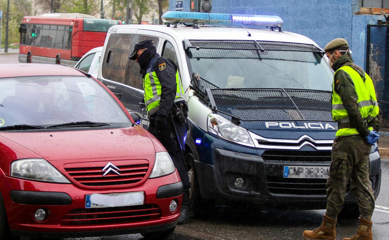 Control de vehículos de la Policía Nacional y el Ejército en Valencia.