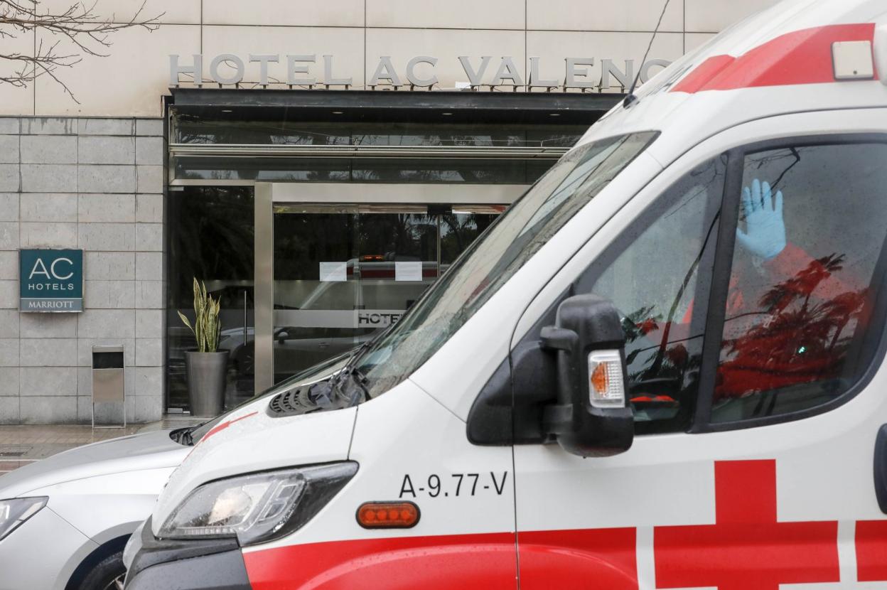 Una ambulancia ayer ante la puerta principal del Hotel AC Valencia. irene marsilla