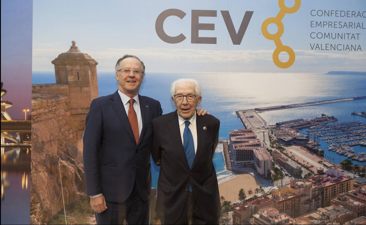 Silvino Navarro, con su hijo, en la celebración en Alicante del 40 aniversario de la CEV.