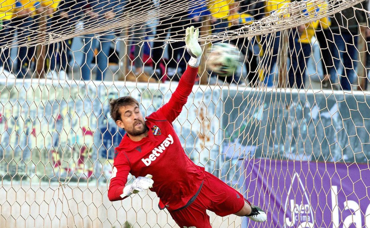 Aitor Fernández detiene un penalti durante el partido de Copa ante el Jaén.