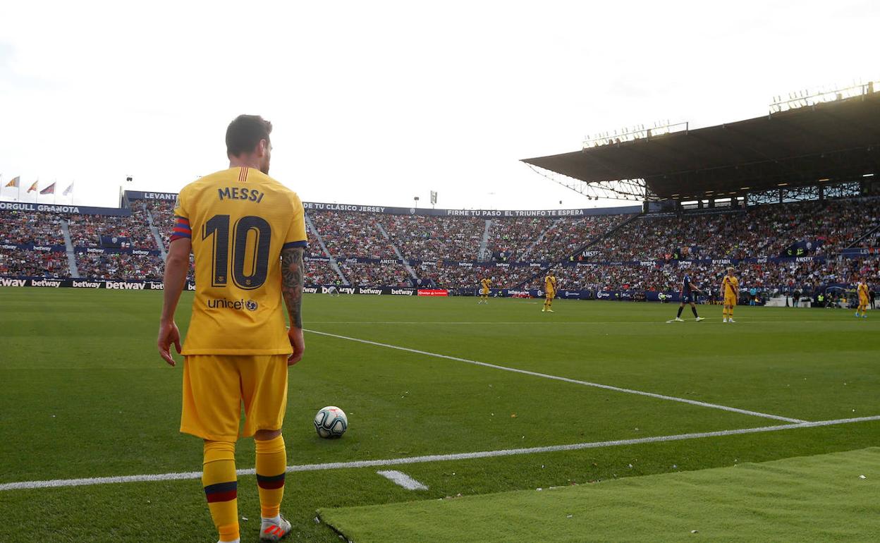 Messi se prepara para lanzar un córner durante el Levante-Barcelona de la presente temporada.