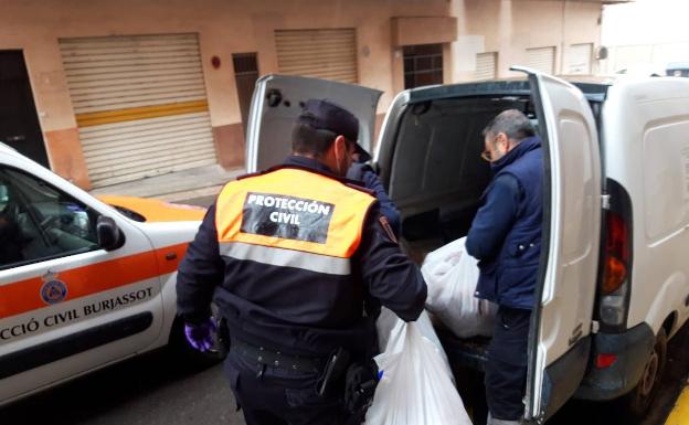 Un voluntario de Protección Civil de Burjassot carga material en una furgoneta. 