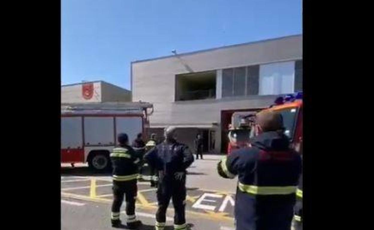 Bomberos del parque de Alicante se despiden de Luis García Antón. 