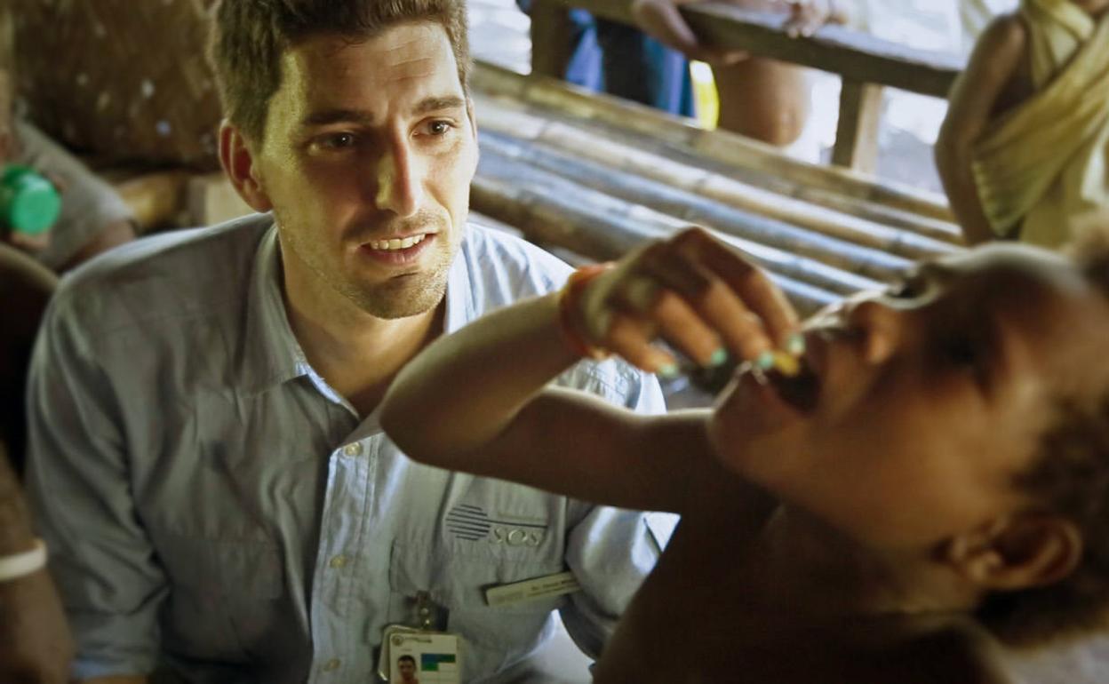 Oriol Mitjá observa a un niño de Papúa Nueva Guinea tomar el antibiótico que lo curará. 