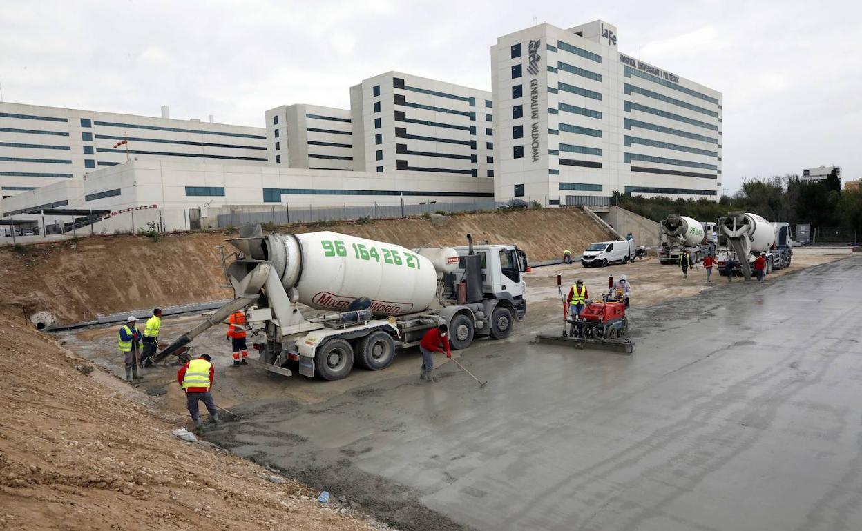 Obras del hospital de campaña junto a la Fe, este lunes. 